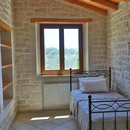 Villa Harmony, Steinvilla Prinés