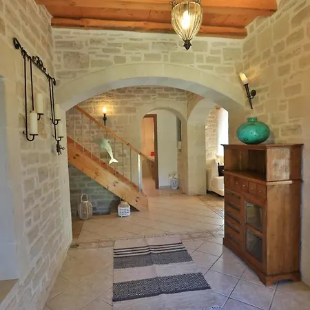 Villa Harmony, Steinvilla Prinés