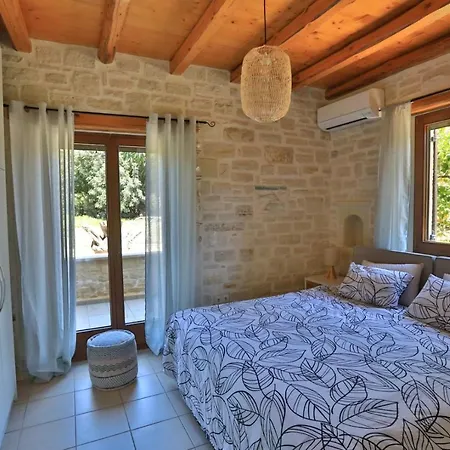 Villa Harmony, Steinvilla Prinés